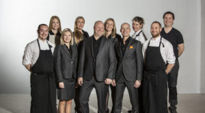 Bilden visar vårt fantastiska arbetslag som är dedikerade till att leverera en förstklassig upplevelse till våra gäster. Varje medarbetare är passionerad om att tillgodose olika önskemål och behov med sitt engagemang och expertis för att överträffa era förväntningar.